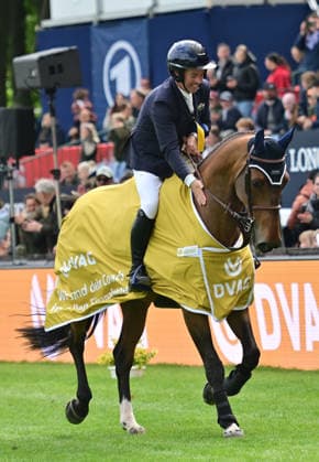 GER; Al Shira aa Deutsches Spring- & Dressur Derby Hamburg 14.05.2026, GER; Al Shira aa Deutsches Spring- & Dressur Derby Hamburg, Preis der Deutschen Vermögensberatung AG - Championat von Hamburg, Al Shira aa CSI5* Tour im Bild Sieger Cian OÂ Connor (IRL) auf Genghis Khan jubelt auf der Ehrenrunde