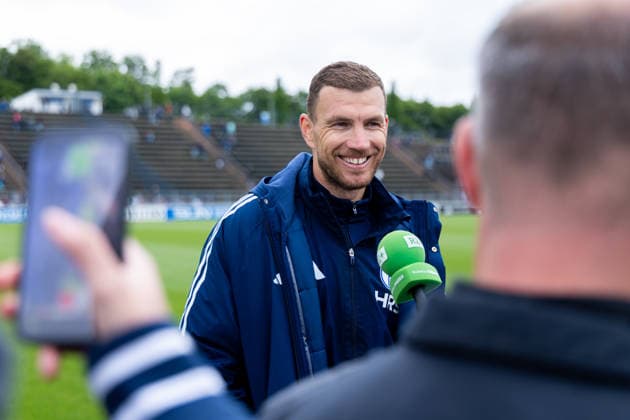 14.05.2026, Fussball, Training des FC Schalke 04. Medienrunde mit Edin Dzeko (FC Schalke 04). Gelsenkirchen Trainingsgelände FC Schalke 04 NRW Deutschland xRHR-FOTO YYx Copyright: RHR-FOTOx RHR-FOTO YY