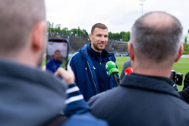 14.05.2026, Fussball, Training des FC Schalke 04. Medienrunde mit Edin Dzeko (FC Schalke 04). Gelsenkirchen Trainingsgelände FC Schalke 04 NRW Deutschland xRHR-FOTO YYx Copyright: RHR-FOTOx RHR-FOTO YY
