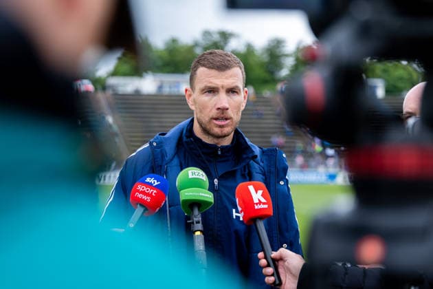 14.05.2026, Fussball, Training des FC Schalke 04. Medienrunde mit Edin Dzeko (FC Schalke 04). Gelsenkirchen Trainingsgelände FC Schalke 04 NRW Deutschland xRHR-FOTO YYx Copyright: RHR-FOTOx RHR-FOTO YY