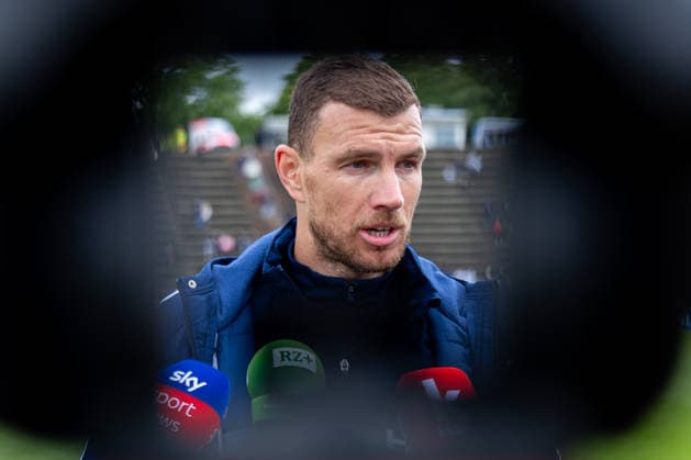14.05.2026, Fussball, Training des FC Schalke 04. Medienrunde mit Edin Dzeko (FC Schalke 04). Gelsenkirchen Trainingsgelände FC Schalke 04 NRW Deutschland xRHR-FOTO YYx Copyright: RHR-FOTOx RHR-FOTO YY