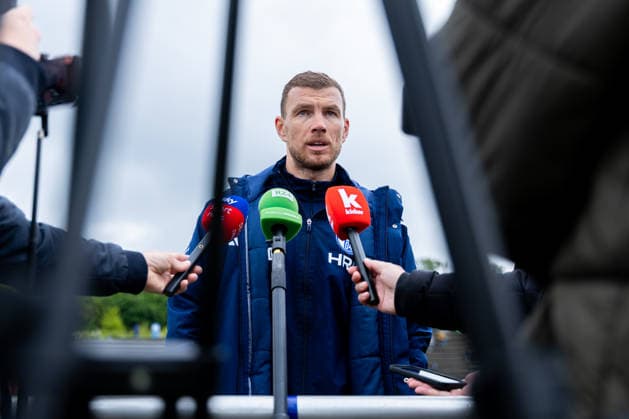 14.05.2026, Fussball, Training des FC Schalke 04. Medienrunde mit Edin Dzeko (FC Schalke 04). Gelsenkirchen Trainingsgelände FC Schalke 04 NRW Deutschland xRHR-FOTO YYx Copyright: RHR-FOTOx RHR-FOTO YY