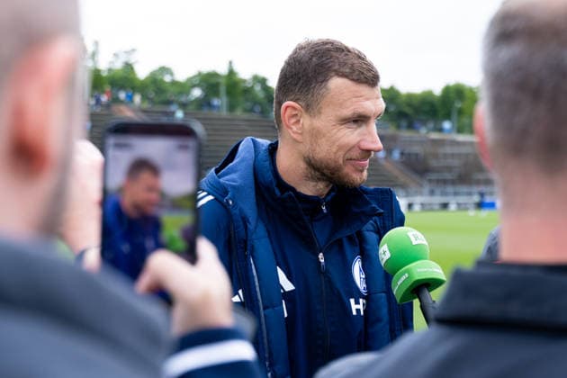 14.05.2026, Fussball, Training des FC Schalke 04. Medienrunde mit Edin Dzeko (FC Schalke 04). Gelsenkirchen Trainingsgelände FC Schalke 04 NRW Deutschland xRHR-FOTO YYx Copyright: RHR-FOTOx RHR-FOTO YY