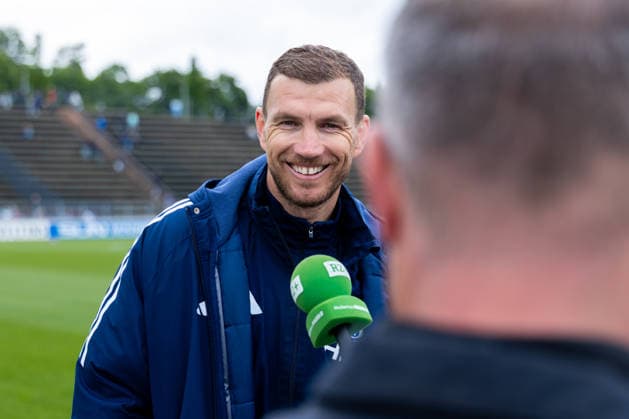 14.05.2026, Fussball, Training des FC Schalke 04. Medienrunde mit Edin Dzeko (FC Schalke 04). Gelsenkirchen Trainingsgelände FC Schalke 04 NRW Deutschland xRHR-FOTO YYx Copyright: RHR-FOTOx RHR-FOTO YY
