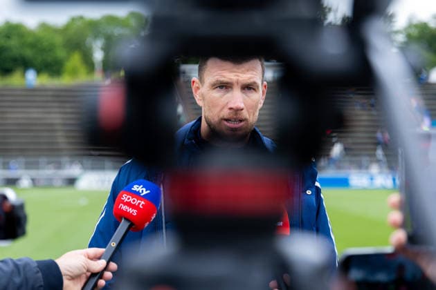 14.05.2026, Fussball, Training des FC Schalke 04. Medienrunde mit Edin Dzeko (FC Schalke 04). Gelsenkirchen Trainingsgelände FC Schalke 04 NRW Deutschland xRHR-FOTO YYx Copyright: RHR-FOTOx RHR-FOTO YY