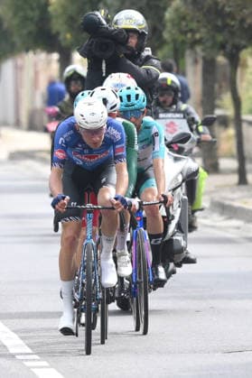 IPA84684140 - Cyclists are battling it out for the lead in the Giro d Italia during Giro d Italia 2026, Stage 6 a stage from Paestum to Naples  Copyright: xAgostinoxGemito IPAxSportx xx 84684140
