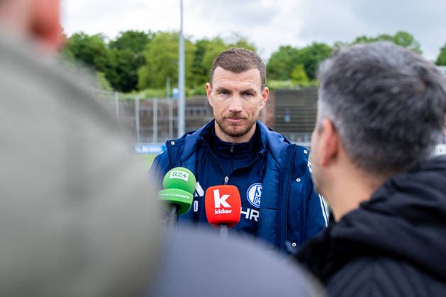 14.05.2026, Fussball, Training des FC Schalke 04. Medienrunde mit Edin Dzeko (FC Schalke 04). Gelsenkirchen Trainingsgelände FC Schalke 04 NRW Deutschland xRHR-FOTO YYx Copyright: RHR-FOTOx RHR-FOTO YY
