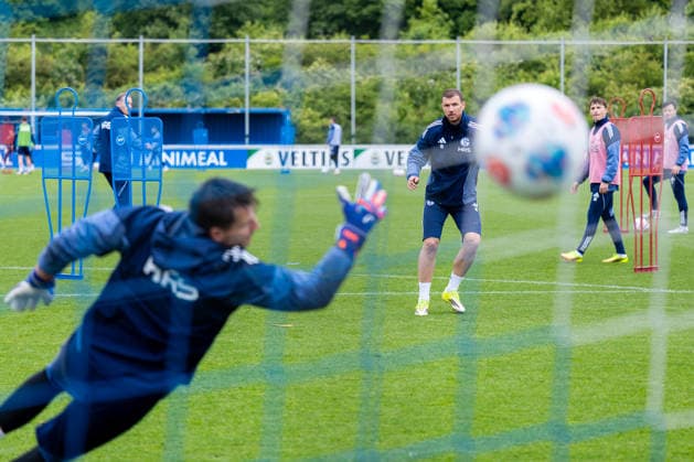 14.05.2026, Fussball, Training des FC Schalke 04. v. l. Torwart Kevin Müller (FC Schalke 04), Edin Dzeko (FC Schalke 04). Gelsenkirchen Trainingsgelände FC Schalke 04 NRW Deutschland xRHR-FOTO YYx Copyright: RHR-FOTOx RHR-FOTO YY