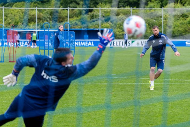 14.05.2026, Fussball, Training des FC Schalke 04. v. l. Torwart Kevin Müller (FC Schalke 04), Edin Dzeko (FC Schalke 04). Gelsenkirchen Trainingsgelände FC Schalke 04 NRW Deutschland xRHR-FOTO YYx Copyright: RHR-FOTOx RHR-FOTO YY