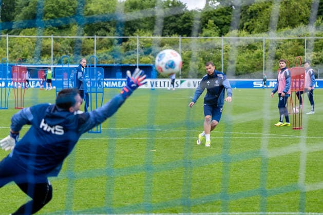 14.05.2026, Fussball, Training des FC Schalke 04. v. l. Torwart Kevin Müller (FC Schalke 04), Edin Dzeko (FC Schalke 04). Gelsenkirchen Trainingsgelände FC Schalke 04 NRW Deutschland xRHR-FOTO YYx Copyright: RHR-FOTOx RHR-FOTO YY