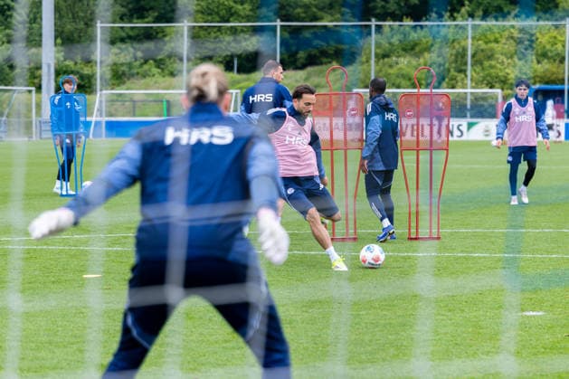 14.05.2026, Fussball, Training des FC Schalke 04. v. l. Torwart Loris Karius (FC Schalke 04). Kenan Karaman (FC Schalke 04). Gelsenkirchen Trainingsgelände FC Schalke 04 NRW Deutschland xRHR-FOTO YYx Copyright: RHR-FOTOx RHR-FOTO YY
