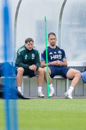 14.05.2026, Fussball, Training des FC Schalke 04. v. l. Reha-Trainer Marc Thum (FC Schalke 04), Nikola Katic (FC Schalke 04). Gelsenkirchen Trainingsgelände FC Schalke 04 NRW Deutschland xRHR-FOTO YYx Copyright: RHR-FOTOx RHR-FOTO YY