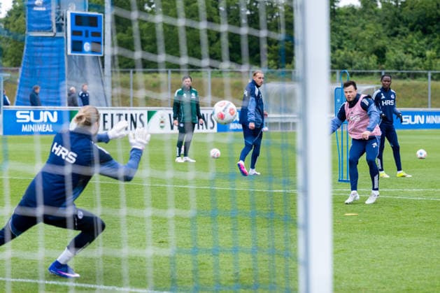 14.05.2026, Fussball, Training des FC Schalke 04. v. l. Torwart Loris Karius (FC Schalke 04), Adrian Gantenbein (FC Schalke 04). Gelsenkirchen Trainingsgelände FC Schalke 04 NRW Deutschland xRHR-FOTO YYx Copyright: RHR-FOTOx RHR-FOTO YY