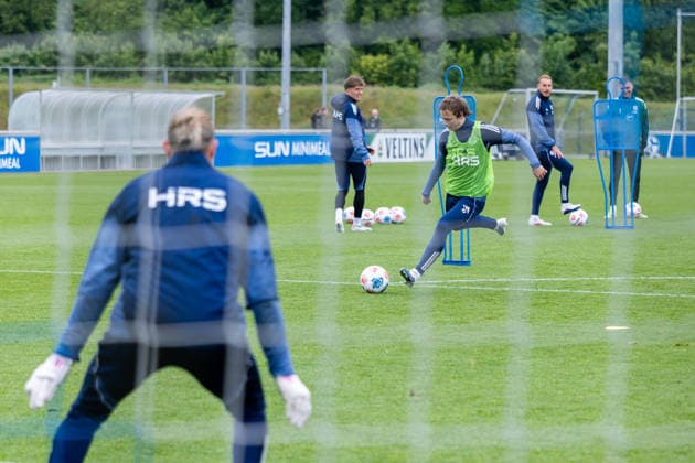14.05.2026, Fussball, Training des FC Schalke 04. v. l. Torwart Loris Karius (FC Schalke 04), Finn Porath (FC Schalke 04). Gelsenkirchen Trainingsgelände FC Schalke 04 NRW Deutschland xRHR-FOTO YYx Copyright: RHR-FOTOx RHR-FOTO YY