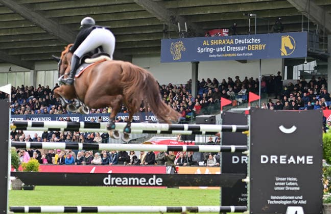 GER; Al Shira aa Deutsches Spring- & Dressur Derby Hamburg 14.05.2026, GER; Al Shira aa Deutsches Spring- & Dressur Derby Hamburg, Preis der Deutschen Vermögensberatung AG - Championat von Hamburg, Al Shira aa CSI5* Tour im Bild Sandra Auffarth (GER) auf Quirici H mit Haupttribuene im Hintergrund