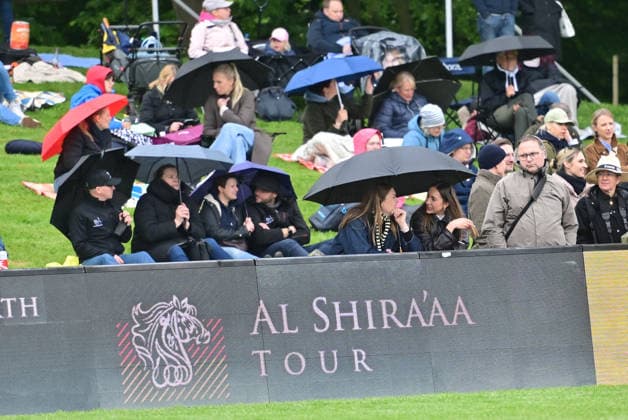 GER; Al Shira aa Deutsches Spring- & Dressur Derby Hamburg 14.05.2026, GER; Al Shira aa Deutsches Spring- & Dressur Derby Hamburg, Preis der Deutschen Vermögensberatung AG - Championat von Hamburg, Al Shira aa CSI5* Tour im Bild Feature Zuschauer bei Regenwetter