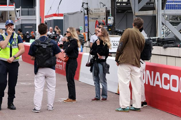 Davina und Schwester Shania Geiss (GER) beobachten gemeinsam unter Begleitung von 2 Kamerateams und einem RedaktÃ ur (rechts) das Treiben in der FE Boxengasse, FIA Formel E Weltmeisterschaft Saison 12, Monaco E- Prix, MonteCarlo, MC, 14.05.2026, VIP, Reality TV