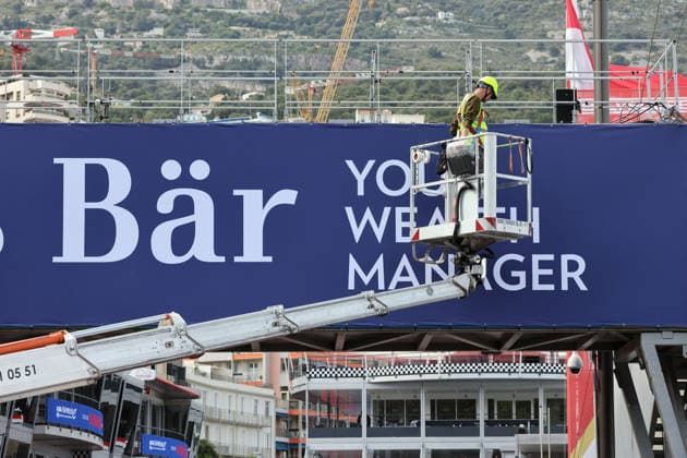 Ein Mitarbeiter der Strecke arbeitet an der Julius Bär Werbebande einer Fussgängerbrücke über die Boxengasse,, FIA Formel E Weltmeisterschaft Saison 12, Monaco E- Prix, MonteCarlo, MC, 14.05.2026,