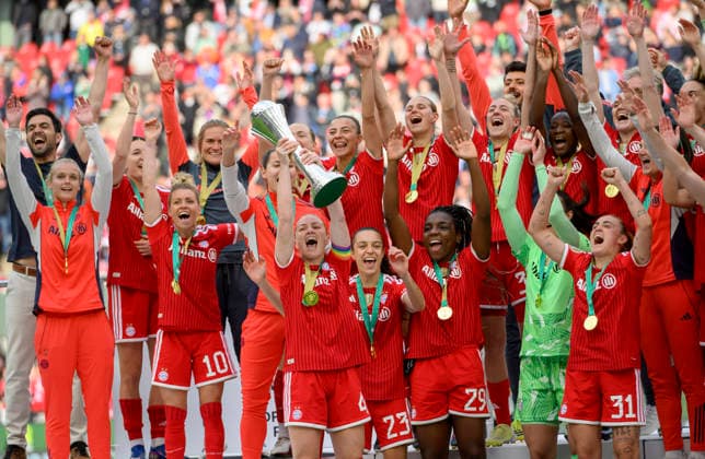 Siegerehrung, Jubel Team Bayern Muenchen mit dem Pokal den Glodis Perla VIGGOSDOTTIR (M) hält. DFB-Pokal der Frauen Finale 2026, VfL Wolfsburg (WOB) - FC Bayern Muenchen (M), am 14.05.2026 in Koeln Deutschland. DFB regulations prohibit any use of photographs as image sequences and or quasi-video Â