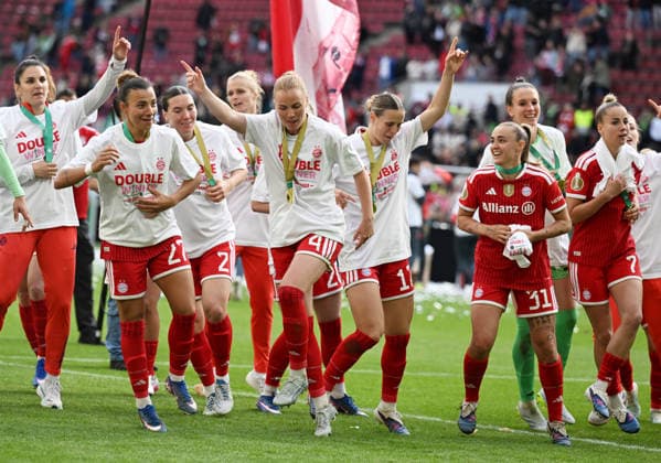14.05.2026, xophax, Fussball , Frauen DFB - Pokal Finale 25 26. Rhein Energie Stadion Köln. VFL Wolfsburg gegen Bayern München. Bayern München feiert mit Pokal. Koeln