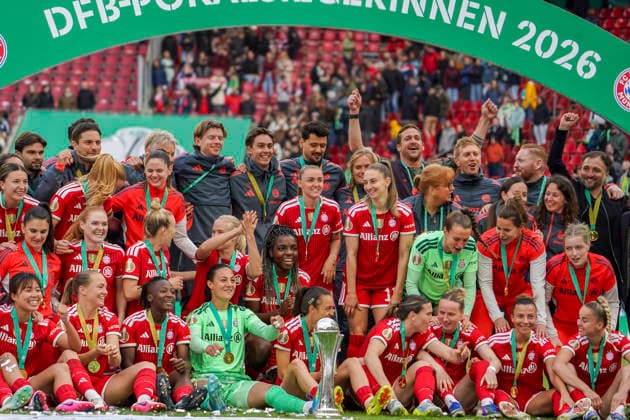 Deutschland: Fussball DFB-Pokal Frauen 2025 2026, Finale VfL Wolfsburg vs Bayern München RheinEnergieStadion (Köln): Freude, Emotionen, Jubel Mannschaftsfoto, Totale Bayern München Köln Copyright: xAymanxAlahmedx