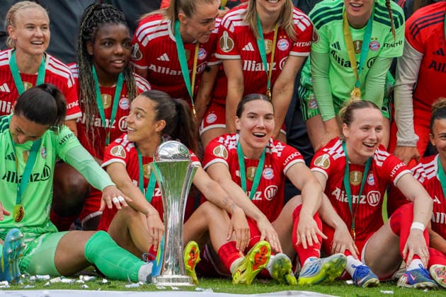 Deutschland: Fussball DFB-Pokal Frauen 2025 2026, Finale VfL Wolfsburg vs Bayern München RheinEnergieStadion (Köln): Freude, Emotionen, Jubel Mannschaftsfoto, Totale Bayern München Köln Copyright: xAymanxAlahmedx