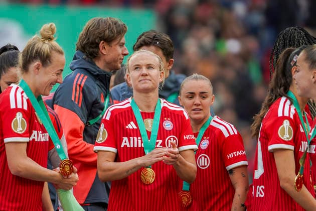 Deutschland: Fussball DFB-Pokal Frauen 2025 2026, Finale VfL Wolfsburg vs Bayern München RheinEnergieStadion (Köln): Freude, Emotionen, Jubel Mannschaftsfoto, Totale Bayern München Köln Copyright: xAymanxAlahmedx