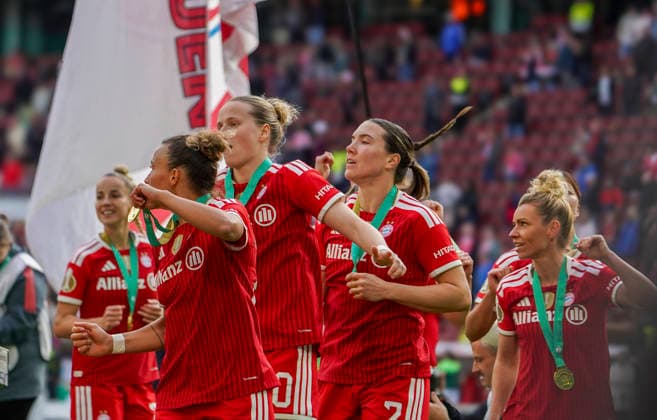 Deutschland: Fussball DFB-Pokal Frauen 2025 2026, Finale VfL Wolfsburg vs Bayern München RheinEnergieStadion (Köln): Freude, Emotionen, Jubel Mannschaftsfoto, Totale Bayern München Köln Copyright: xAymanxAlahmedx