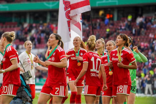 Deutschland: Fussball DFB-Pokal Frauen 2025 2026, Finale VfL Wolfsburg vs Bayern München RheinEnergieStadion (Köln): Freude, Emotionen, Jubel Mannschaftsfoto, Totale Bayern München Köln Copyright: xAymanxAlahmedx