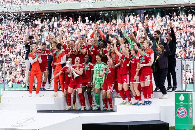DFB-Pokal 46. Finale der Frauen, VfL Wolfsburg - FC Bayern München, 14.05.2026 Siegerinnen des 46. DFB-Pokalfinals - FC Bayern München Glodis Perla Viggosdottir (FC Bayern München, 4) reißt unter Jubel ihrer Mitspielerinnen den Pokal in die Luft DFB-Pokal 46. Finale der Frauen, VfL Wolfsburg - FC Bayern München, Köln, RheinEnergieSTADION am 14.05.2026 Copyright: xBEAUTIFULxSPORTS Wunderlx