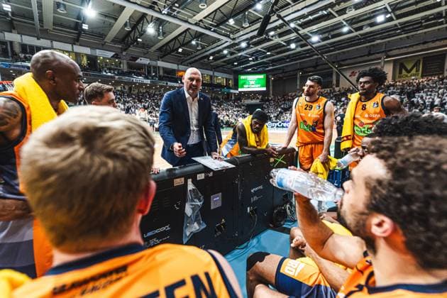 Przemyslaw Frasunkiewicz (Headcoach Rostock Seawolves) mit Team in der Auszeit, Vet Concept Gladiators Trier vs Rostock Seawolves, Basketball, easyCredit BBL, Play Ins, Saison 2025 2026, 14.05.2026 Vet Concept Gladiators Trier vs Rostock Seawolves, Basketball, easyCredit BBL, Play Ins, Saison 2025 2026, 14.05.2026 Copyright: xEibner-Pressefoto AlexanderxNeisx EP_ANS