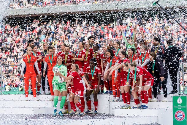 DFB-Pokal 46. Finale der Frauen, VfL Wolfsburg - FC Bayern München, 14.05.2026 Siegerinnen des 46. DFB-Pokalfinals - FC Bayern München Maria Luisa Grohs (FC Bayern München, 1) und Georgia Stanway (FC Bayern München, 31) reißen unter Jubel ihrer Mitspielerinnen den Pokal in die Luft DFB-Pokal 46. Finale der Frauen, VfL Wolfsburg - FC Bayern München, Köln, RheinEnergieSTADION am 14.05.2026 Copyright: xBEAUTIFULxSPORTS Wunderlx