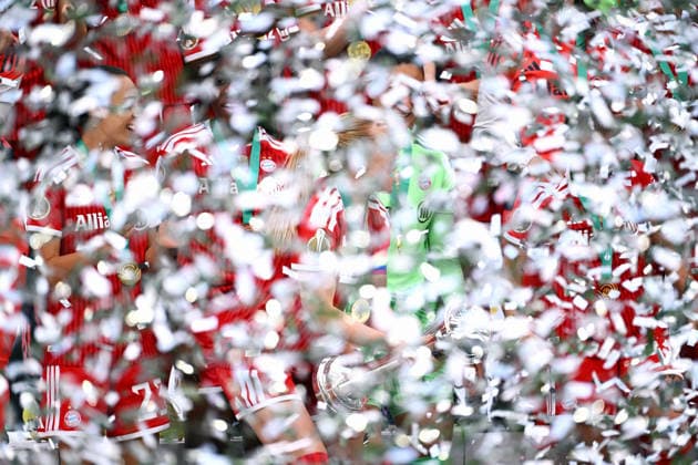 Fussball, Deutschland, Frauen, Saison 2025 2026, DFB Pokalfinale, Rhein Energie Stadion Köln, VfL Wolfsburg - FC Bayern München 0:4; Jubel FC Bayern mit Pokal. Jubel, Freude, Aktion.