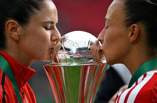 Fussball, Deutschland, Frauen, Saison 2025 2026, DFB Pokalfinale, Rhein Energie Stadion Köln, VfL Wolfsburg - FC Bayern München 0:4; Jubel FC Bayern, Arianna Caruso (FCB) mit Pokal. Jubel, Freude, Aktion.