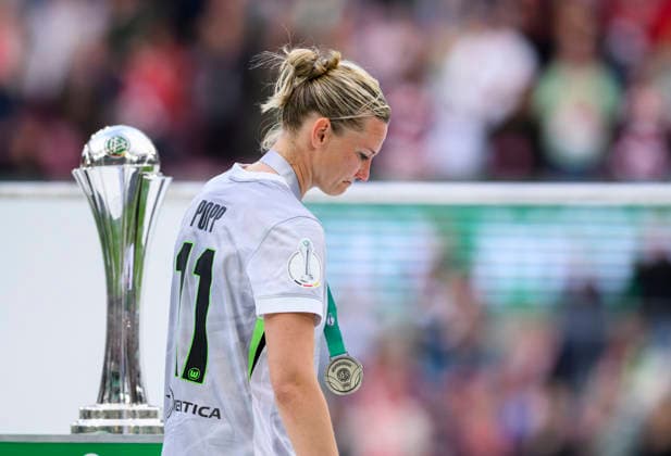 Siegerehrung, Alexandra POPP (WOB) geht am DFB vorbei, Frust. DFB-Pokal der Frauen Finale 2026, VfL Wolfsburg (WOB) - FC Bayern Muenchen (M), am 14.05.2026 in Koeln Deutschland. DFB regulations prohibit any use of photographs as image sequences and or quasi-video Â