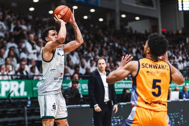 Nolan Adekunle (Gladiators Trier) im Zweikampf mit D Shawn Schwartz (Rostock Seawolves), Vet Concept Gladiators Trier vs Rostock Seawolves, Basketball, easyCredit BBL, Play Ins, Saison 2025 2026, 14.05.2026 Vet Concept Gladiators Trier vs Rostock Seawolves, Basketball, easyCredit BBL, Play Ins, Saison 2025 2026, 14.05.2026 Copyright: xEibner-Pressefoto AlexanderxNeisx EP_ANS