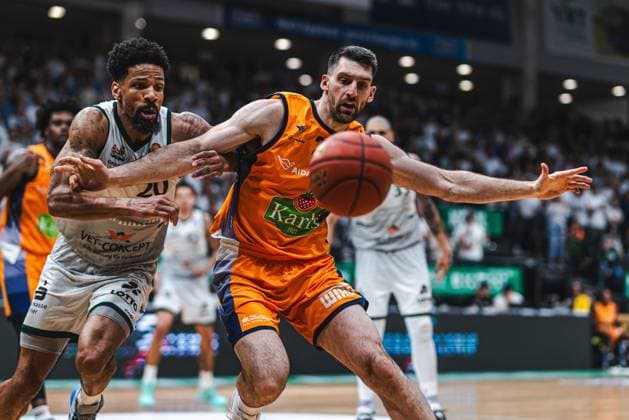 Owen Klassen (Rostock Seawolves) im Zweikampf mit Urald King (Gladiators Trier), Vet Concept Gladiators Trier vs Rostock Seawolves, Basketball, easyCredit BBL, Play Ins, Saison 2025 2026, 14.05.2026 Vet Concept Gladiators Trier vs Rostock Seawolves, Basketball, easyCredit BBL, Play Ins, Saison 2025 2026, 14.05.2026 Copyright: xEibner-Pressefoto AlexanderxNeisx EP_ANS