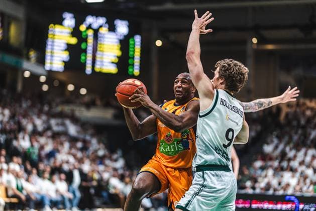 DeAndre Lansdowne (Rostock Seawolves) im Zweikampf mit Marco Hollersbacher (Gladiators Trier), Vet Concept Gladiators Trier vs Rostock Seawolves, Basketball, easyCredit BBL, Play Ins, Saison 2025 2026, 14.05.2026 Vet Concept Gladiators Trier vs Rostock Seawolves, Basketball, easyCredit BBL, Play Ins, Saison 2025 2026, 14.05.2026 Copyright: xEibner-Pressefoto AlexanderxNeisx EP_ANS