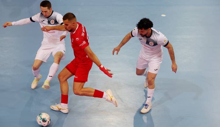 Stuttgart , Futsal Bundesliga Finale Deutsche Meisterschaft Spiel 2 , TSV Weilimdorf vs. HOT 05 Futsal , von links: Taras Onufrak ( Got ) 7 Amer Dzindic ( Weil ) Gian Carlo Sammut ( Weil )
