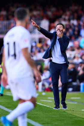 Valencia CF v Rayo Vallecano - LaLiga EA Sports VALENCIA, SPAIN - MAY 14: Carlos Corberan, head coach of Valencia CF indicates during to the LaLiga EA Sports match between Valencia CF and Rayo Vallecano at Estadio Mestalla on May 14, 2026 in Valencia, Spain. (Photo by Jose Torres Photo Players Images Magara Press) Valencia Estadio Mestalla Spain Copyright: xJosexTorresx