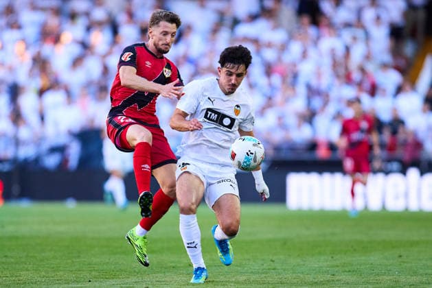 Valencia CF v Rayo Vallecano - LaLiga EA Sports VALENCIA, SPAIN - MAY 14: Ivan Balliu of Rayo Vallecano competes for the ball with Diego Lopez of Valencia CF during to the LaLiga EA Sports match between Valencia CF and Rayo Vallecano at Estadio Mestalla on May 14, 2026 in Valencia, Spain. (Photo by Jose Torres Photo Players Images Magara Press) Valencia Estadio Mestalla Spain Copyright: xJosexTorresx