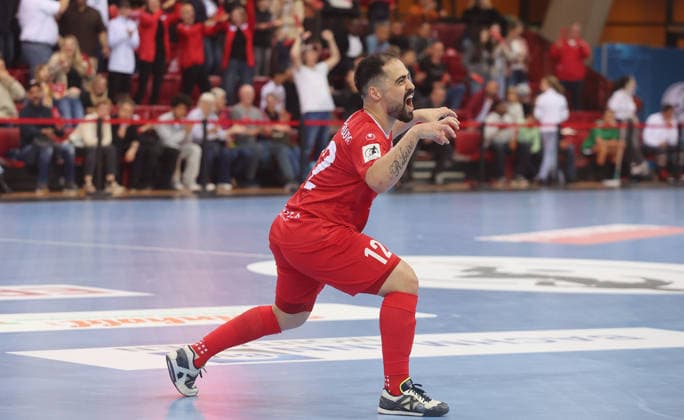 Stuttgart , Futsal Bundesliga Finale Deutsche Meisterschaft Spiel 2 , TSV Weilimdorf vs. HOT 05 Futsal , Kennedy Alves Ribeiro ( Wei ) nach seinem Tor zum 2 : 1 , Jubel