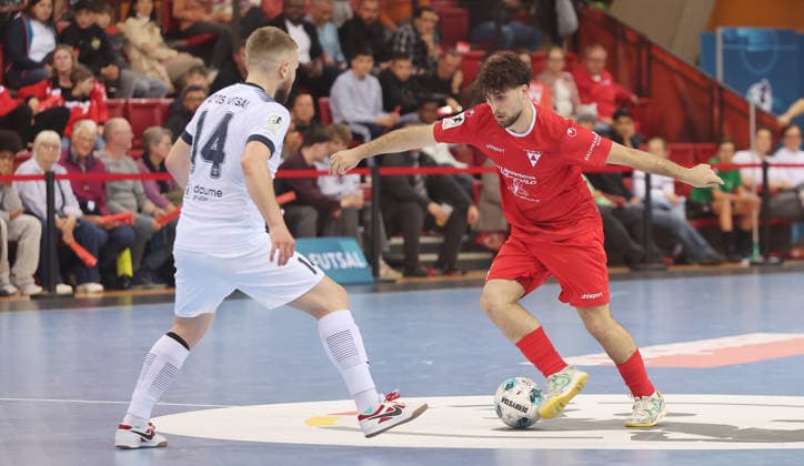 Stuttgart , Futsal Bundesliga Finale Deutsche Meisterschaft Spiel 2 , TSV Weilimdorf vs. HOT 05 Futsal , von links: Andrii Remenets ( Hot ) Hajrulla Redzepi ( Weil )