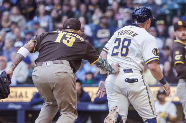 San Diego Padres third baseman Manny MacHado (L) tags out Milwaukee Brewers first baseman Andrew Vaughn (R) on a rundown in the first inning of the MLB, Baseball Herren, USA game between the San Diego Padres and the Milwaukee Brewers at American Family Field in Milwaukee, Wisconsin on Thursday, May 14, 2026.  MIL20260514811 TANNENxMAURY