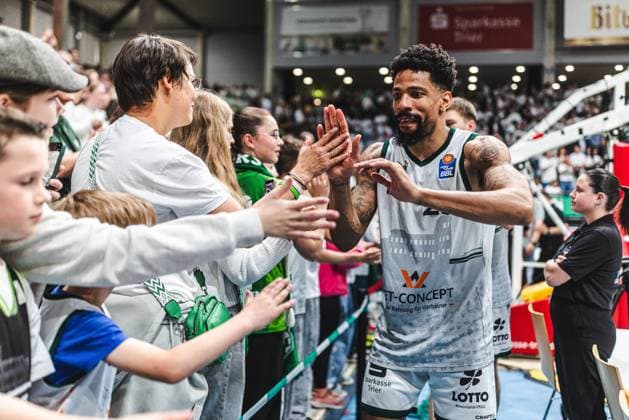 Urald King (Gladiators Trier) feiert mit den Fans, Vet Concept Gladiators Trier vs Rostock Seawolves, Basketball, easyCredit BBL, Play Ins, Saison 2025 2026, 14.05.2026 Vet Concept Gladiators Trier vs Rostock Seawolves, Basketball, easyCredit BBL, Play Ins, Saison 2025 2026, 14.05.2026 Copyright: xEibner-Pressefoto AlexanderxNeisx EP_ANS