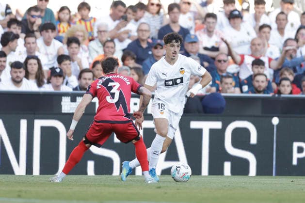 ESP: LaLiga EA Sports Valencia CF v Rayo Vallecano Diego Lopez of Valencia brings the ball foward against Pep Chavarria of Rayo Vallecano during LaLiga EA Sports, between Valencia CF v Rayo Vallecano played at Mestalla Stadium in Valencia on May 14th, 2026 in Spain; Valencia Spain Futbol Copyright: xOmarxArnaux xAgenciaxLOFx