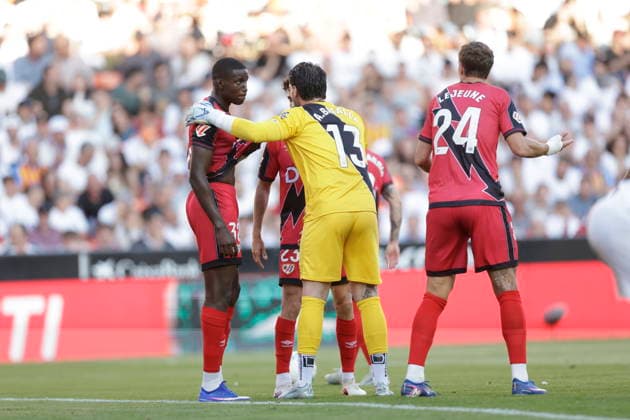 ESP: LaLiga EA Sports Valencia CF v Rayo Vallecano Augusto Batalla of Rayo Vallecano talks with Nobel Mendy of Rayo Vallecano during LaLiga EA Sports, between Valencia CF v Rayo Vallecano played at Mestalla Stadium in Valencia on May 14th, 2026 in Spain; Valencia Spain Futbol Copyright: xOmarxArnaux xAgenciaxLOFx