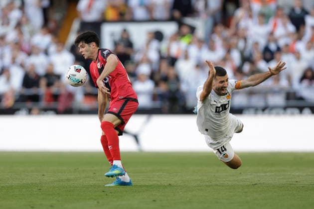 ESP: LaLiga EA Sports Valencia CF v Rayo Vallecano Jose Gaya of Valencia on the floor and Fran Perez of Rayo Vallecano goes to the ball during LaLiga EA Sports, between Valencia CF v Rayo Vallecano played at Mestalla Stadium in Valencia on May 14th, 2026 in Spain; Valencia Spain Futbol Copyright: xOmarxArnaux xAgenciaxLOFx