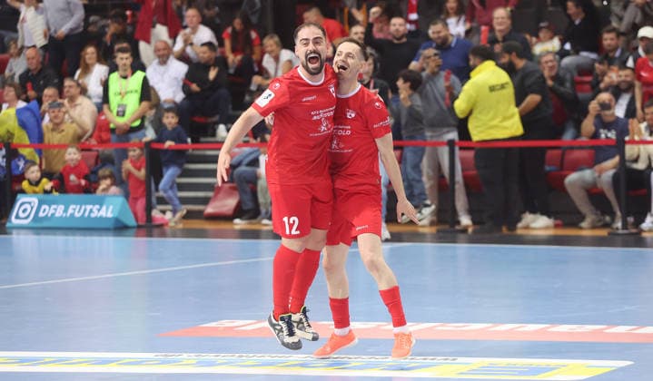 Stuttgart , Futsal Bundesliga Finale Deutsche Meisterschaft Spiel 2 , TSV Weilimdorf vs. HOT 05 Futsal , Jubel Weilimdorf , von links: Kennedy Alves Ribeiro Mergim Dervishaj