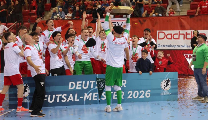 Stuttgart , Futsal Bundesliga Finale Deutsche Meisterschaft Spiel 2 , TSV Weilimdorf vs. HOT 05 Futsal , Jubel Weilimdorf , Philipp Pless mit Schale